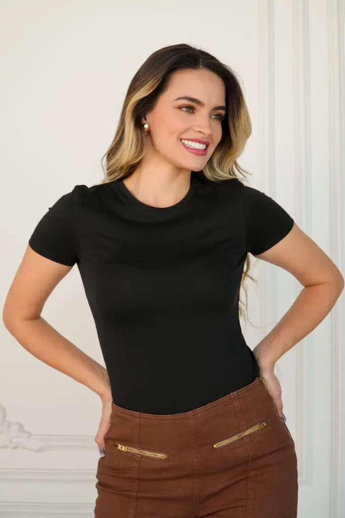 CAMISETA BASICA SLIM FIT MUJER 2.6